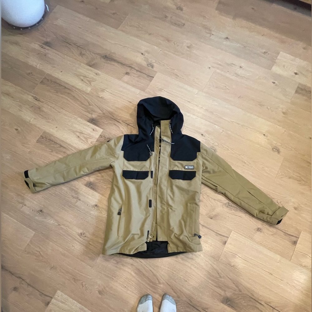 DC Black and Tan Jacket Label
